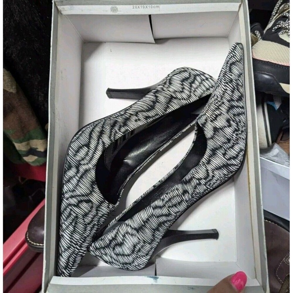 Nine West Size 6.5M Black & White Faina Pointed Heels